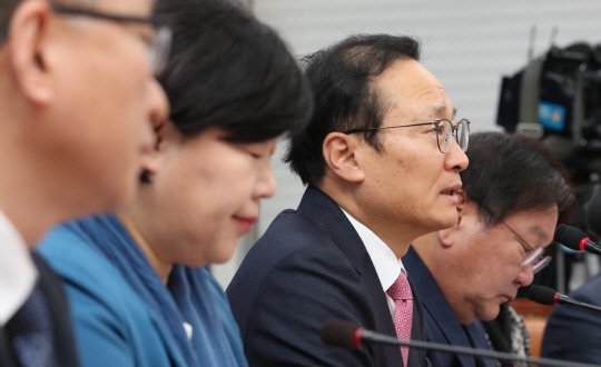 더불어민주당 홍영표 원내대표가 23일 오전 국회에서 열린 원내대책회의에서 발언하고 있다.  연합뉴스